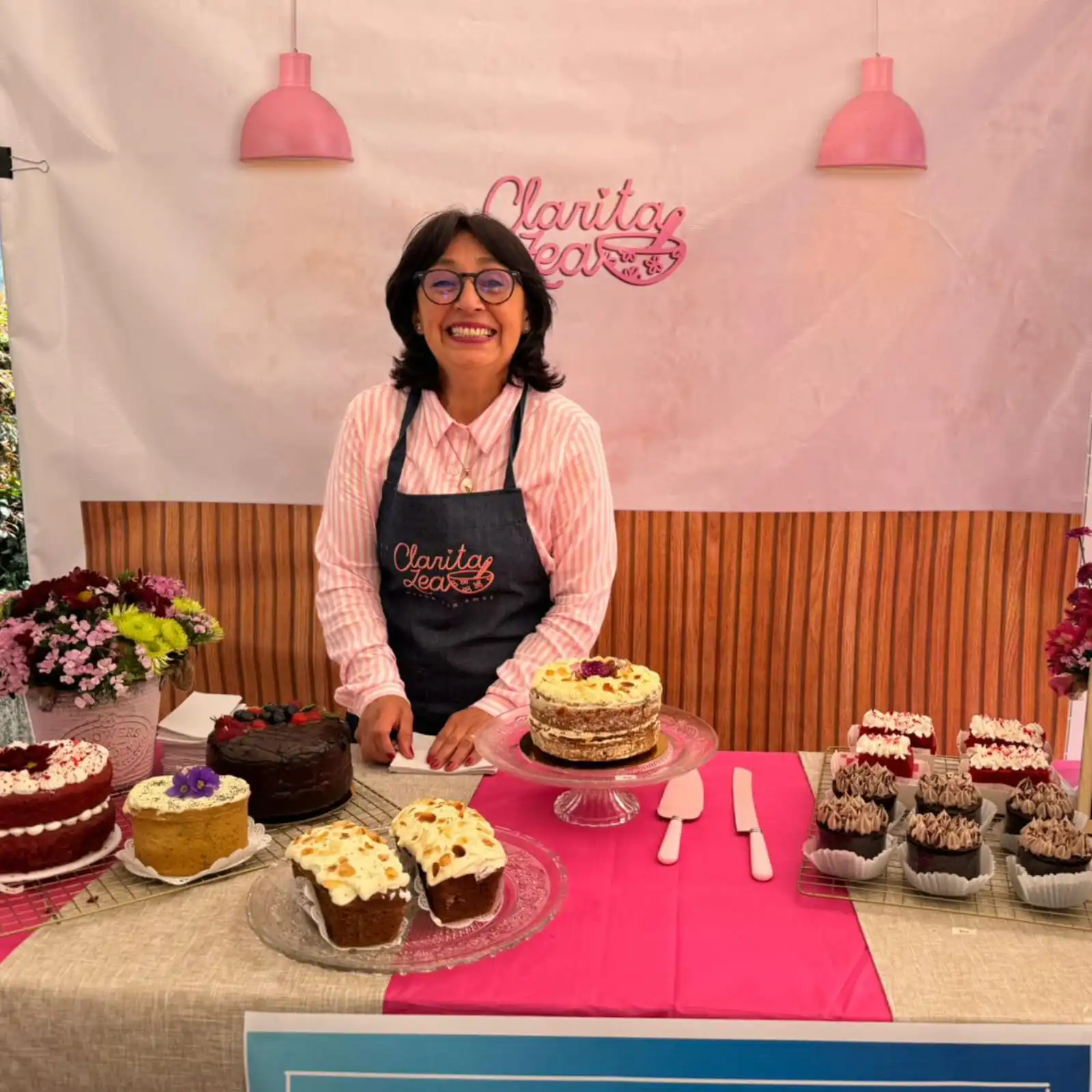 Clarita Zea horneando tortas artesanales